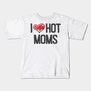 I LOVE HOT MOMS Kids T-Shirt